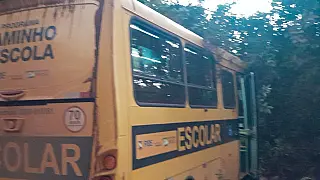 Acidente com micro-ônibus escolar assusta pais e alunos em Aparecida do Taboado