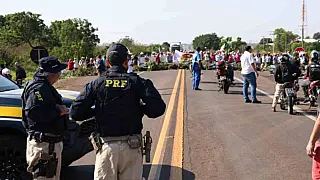 Manifestantes bloqueiam a BR 163