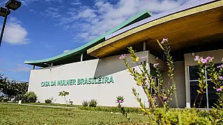 Mulher flagra marido se 'esfregando' em adolescente de 12 anos e homem acaba 
