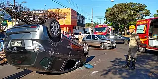 Carro capota em acidente no centro de Dourados