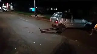 Motorista perde controle da direção e carro capota na BR-163