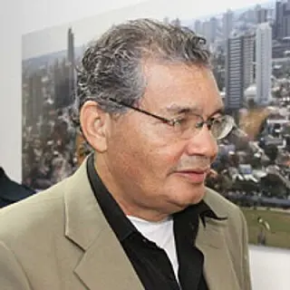 Jornalista abre caminho na literatura com livro de poesias