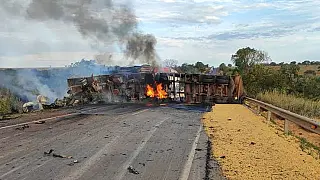 Acidente entre quatro veículos deixa feridos graves e interdita a BR-158 em Paranaíba