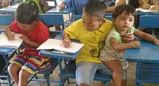 Para não perder aula, menino de 7 anos leva irmão mais novo à escola e emociona professora!