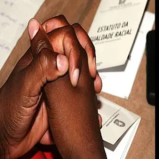 'Negro de m*': ao retirar pertences da ex de casa, homem é xingado por ex-sogros em MS