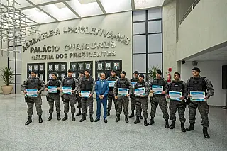 Coronel David homenageia policiais militares do Batalhão de Choque