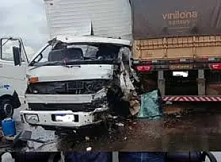 Acidente entre caminhão e carreta deixa pai e filho feridos na MS-306