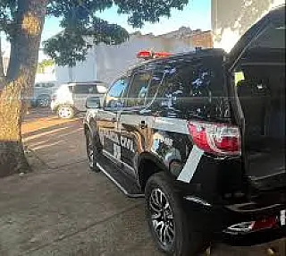 Após recusar convite sexual, mulher é jogada de caminhonete em movimento