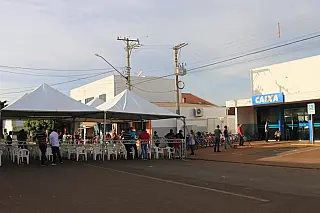Estrutura é montada por Prefeitura em frente à CEF para atendimento à população