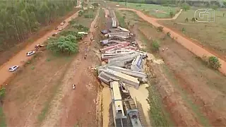 Trem descarrila e 17 vagões com soja tombam em Aparecida do Taboado