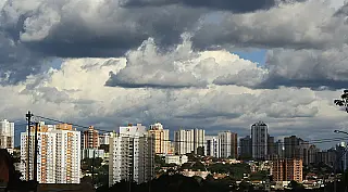 Quarta-feira nublada com máxima de 39°C na Capital