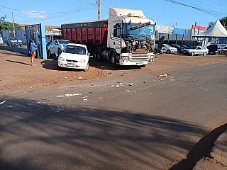 AGORA: Acidente na rotatória da Dorvalino com Ponta Porã envolveu duas carretas