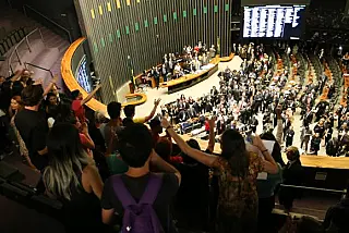 Após tumulto com manifestantes, Maia reabre sessão que aprecia a PEC 241