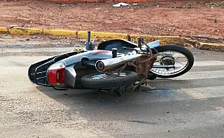Acidente entre carro e moto, acontece em cruzamento da cidade.