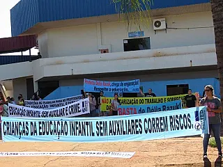 Em greve, servidores da educação infantil protestam na prefeitura de Dourados