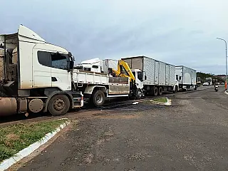 Acidente Envolvendo Quatro Caminhões é Registrado na BR-376 e Mobiliza Equipes de Resgate
