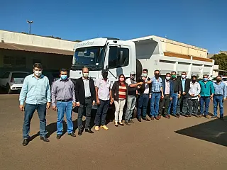 Caminhão zero km reforça frota da Secretaria de Infraestrutura de Caarapó
