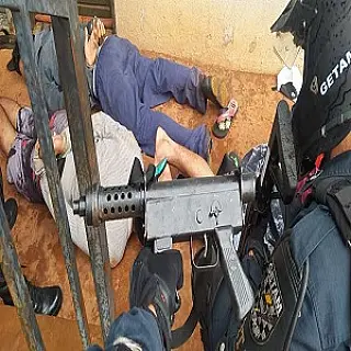 Drogas e submetralhadora são apreendidos no Idelfonso Pedroso