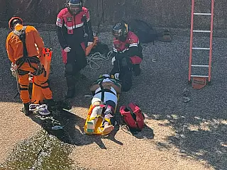 Motociclista cai de seis metros em córrego durante trajeto para o trabalho