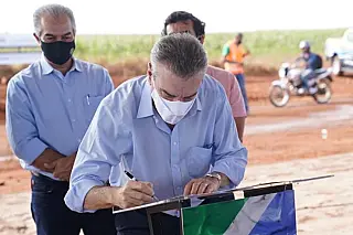 Presidente da ALEMS participa de evento para pavimentação de estrada em MS
