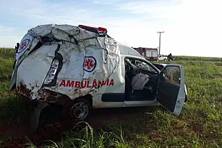 Motorista saí ileso de acidente com ambulância em Amambai