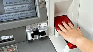 Idosa perde R$ 18 mil após ajuda de falso funcionário de banco