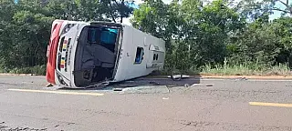 Ônibus tomba após colisão com carreta na MS-240 entre Paranaíba e Inocência