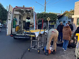 Mulher fica ferida após colisão entre moto e carro perto da Escola Filinto Muller