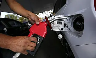 Gasolina pode ficar até R$ 0,12 mais barata nos postos com redução nas refinarias