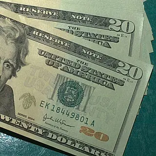 Dólar comercial fecha abaixo de R$ 5 pela primeira vez em duas semanas