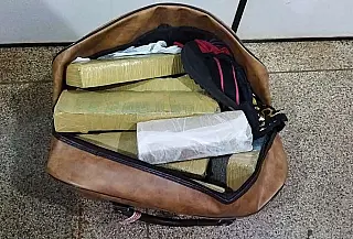 Adolescente é apreendida em ônibus com drogas e identidade falsa