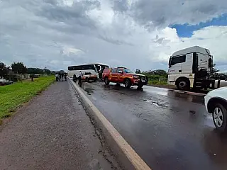 Ônibus com estudantes de Sidrolândia bate em caminhão ; só motorista fica ferido