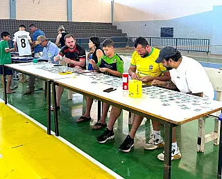 Troca de figurinhas da Copa do Mundo 2026 reúne famílias e incentiva integração em Inocência