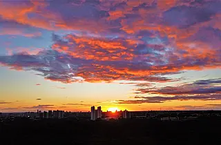 Segunda-feira segue com tempo seco e quente em diferentes regiões do Estado