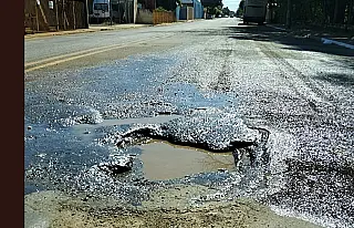 Buraco na avenida Pedrossian oferece risco de acidentes a motoristas em Aparecida do Taboado