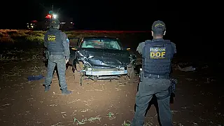 Homem foge de abordagem policial, bate em ônibus escolar