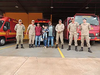 Corpo de Bombeiros de Ivinhema recebeu a visita do menino Davi salvo por eles