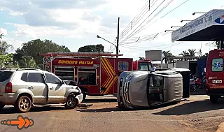 Veículos colidem e caminhonete capota na Avenida Dorvalino dos Santos