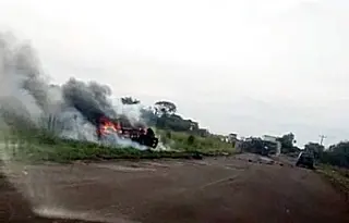 Carro ficou destruído e pessoa morreu carbonizada em acidente em Sidrolândia