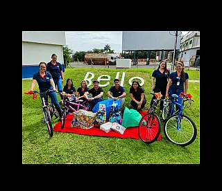 Colaboradores da Bello Alimentos adotam cartinhas de crianças em uma ação solidária de Natal