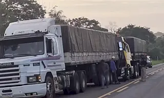 Acidente entre carretas na BR-376 termina com prisão em Ivinhema