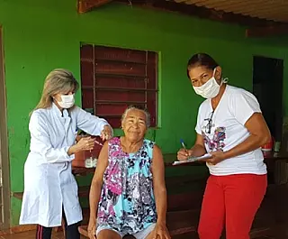 Equipe da Secretaria de Saúde continua vacinando contra a Influenza