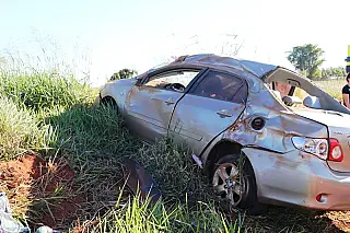 Pneu de carro estoura, e causa acidente na BR 376 sentido Ivinhem/Deodápolis.