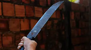 Mulher e filhos impedem homem sair de carro e são ameaçados com facão