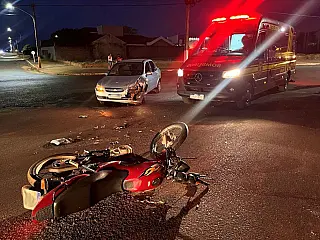 Adolescente fica ferido em colisão entre moto e carro no Bairro Vitória