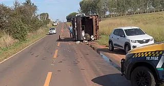Caminhão de coleta de lixo tomba na MS-497 e deixa três feridos em Paranaíba