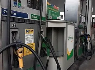 Reajuste nos preços da gasolina e do diesel entra em vigor após anúncio da Petrobras