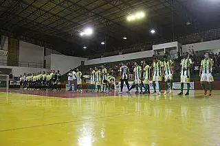 Apoiada pela torcida AMG arranca empate