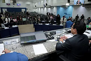 Vereadores derrubam veto e mantêm projeto que garante fraldas e remédios a pessoas com deficiência