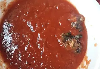 Moradora será indenizada após encontrar objeto estranho em molho de tomate